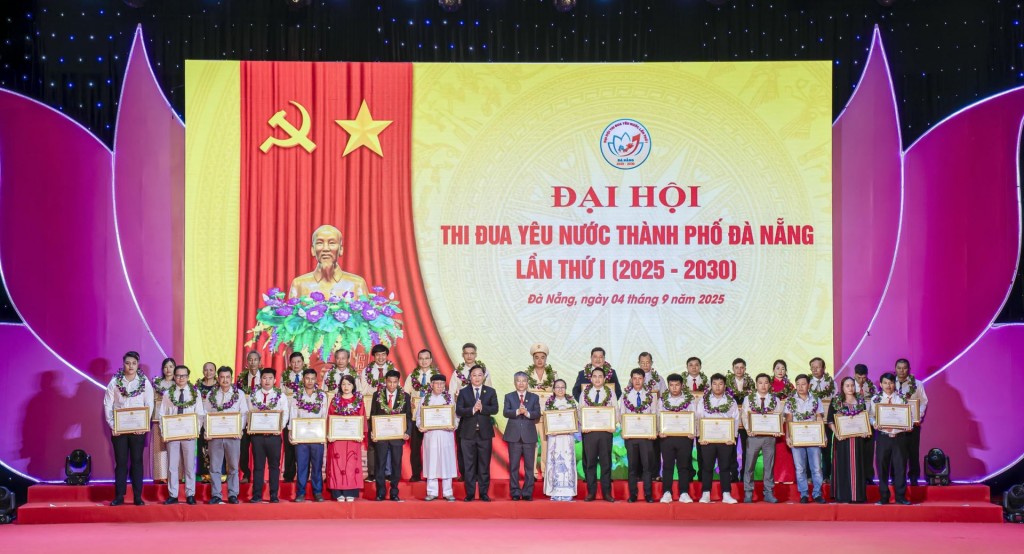 TP Đà Nẵng trao Bằng khen cho các cá nhân, tập thể có thành tích xuất sắc trong các phong trào thi đua yêu nước TP Đà Nẵng trao Bằng khen cho các cá nhân, tập thể có thành tích xuất sắc trong các phong trào thi đua yêu nước