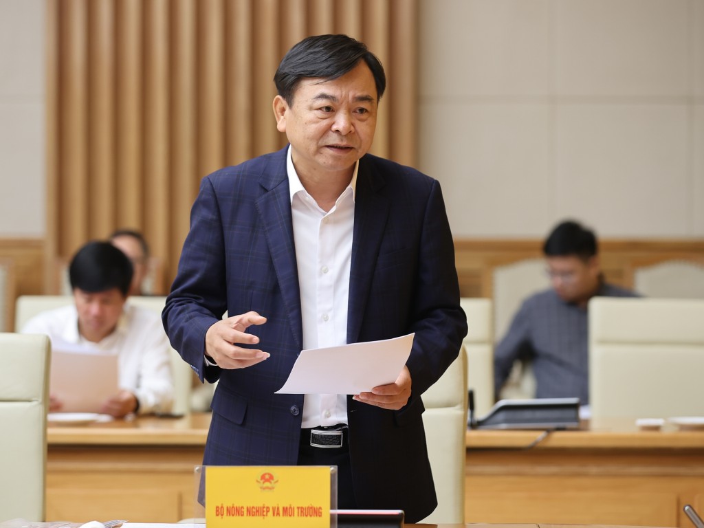 Thứ trưởng Bộ Nông nghiệp và Môi trường Nguyễn Hoàng Hiệp báo cáo - Ảnh: VGP/Nhật Bắc Thứ trưởng Bộ Nông nghiệp và Môi trường Nguyễn Hoàng Hiệp báo cáo - Ảnh: VGP/Nhật Bắc