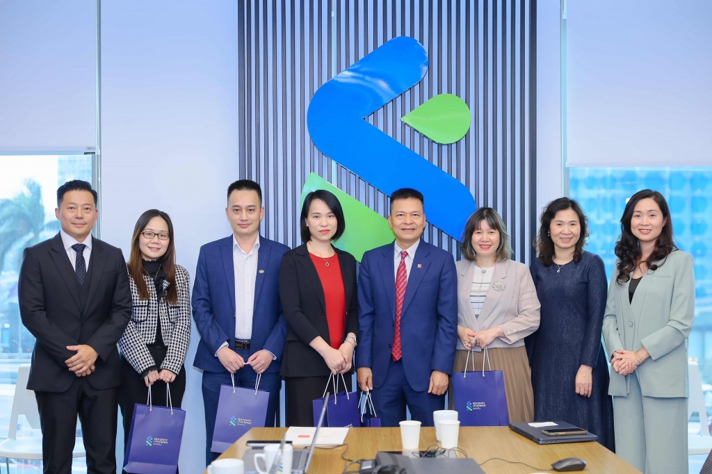 Các diễn giả tham gia thảo luận tại hội thảo Các diễn giả tham gia thảo luận tại hội thảo