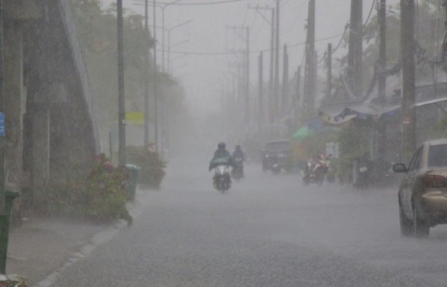 Đêm 17/12: Nhiều nơi mưa dông, đề phòng lốc, sét