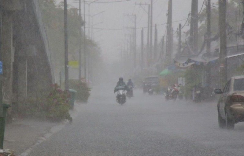 Đêm 17/12: Nhiều nơi mưa dông, đề phòng lốc, sét