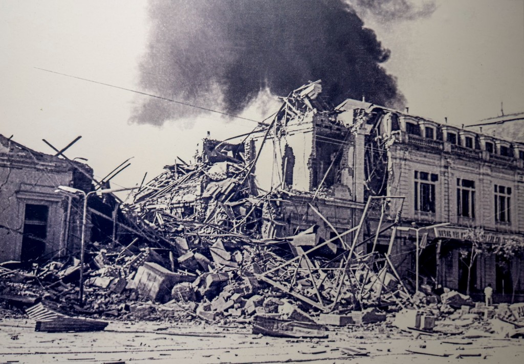 Nhà ga lớn nhất miền Bắc (ga Hàng Cỏ) bị máy bay Mỹ ném bom phá sập tòa nhà trung tâm ngày 21/12/1972 Nhà ga lớn nhất miền Bắc (ga Hàng Cỏ) bị máy bay Mỹ ném bom phá sập tòa nhà trung tâm ngày 21/12/1972