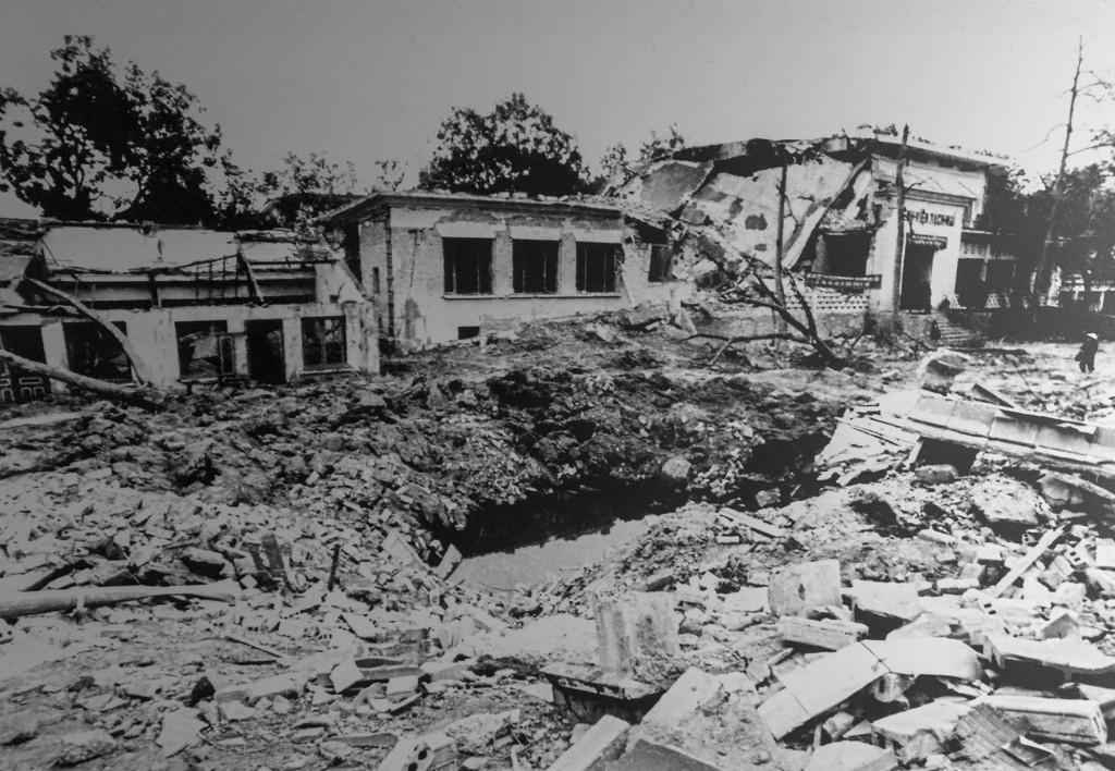 Bệnh viện lớn nhất miền Bắc (BV Bạch Mai) bị ném bom tàn phá, sát hại và làm bị thương 28 bác sĩ, y tá, bệnh nhân ngày 22/12/1972 (Ảnh tư liệu) Bệnh viện lớn nhất miền Bắc (BV Bạch Mai) bị ném bom tàn phá, sát hại và làm bị thương 28 bác sĩ, y tá, bệnh nhân ngày 22/12/1972 (Ảnh tư liệu)