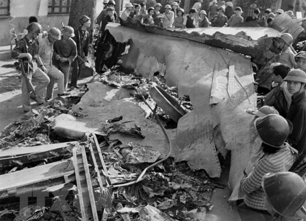 Xác máy bay B.52 bị bắn rơi lúc 23 giờ ngày 27.12.1972 tại phố Hoàng Hoa Thám, Hà Nội (Ảnh tư liệu) Xác máy bay B.52 bị bắn rơi lúc 23 giờ ngày 27.12.1972 tại phố Hoàng Hoa Thám, Hà Nội (Ảnh tư liệu)