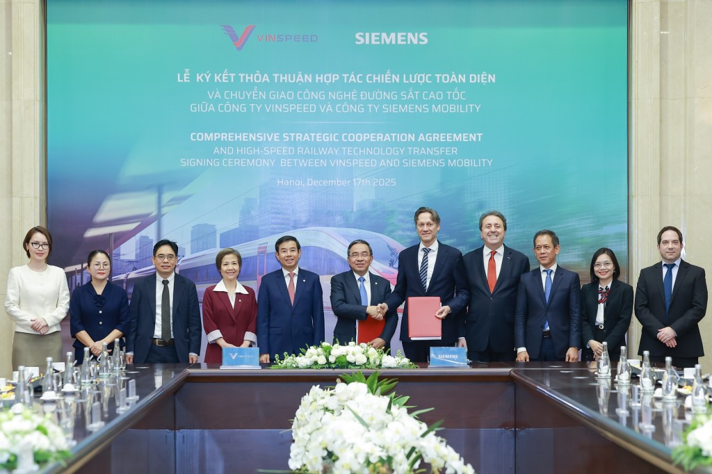 Đại diện lãnh đạo của Siemens Mobility và VinSpeed trao biên bản ghi nhớ hợp tác chiến lược toàn diện và chuyển giao công nghệ đường sắt tốc độ cao. Đại diện lãnh đạo của Siemens Mobility và VinSpeed trao biên bản ghi nhớ hợp tác chiến lược toàn diện và chuyển giao công nghệ đường sắt tốc độ cao.