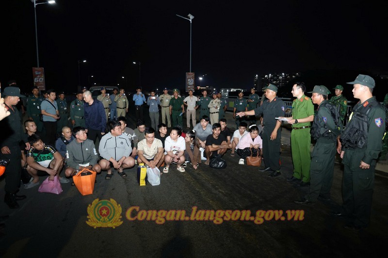 Công an tỉnh Lạng Sơn tiếp nhận các đối tượng tại cửa khẩu Long Bình, tỉnh An Giang Công an tỉnh Lạng Sơn tiếp nhận các đối tượng tại cửa khẩu Long Bình, tỉnh An Giang