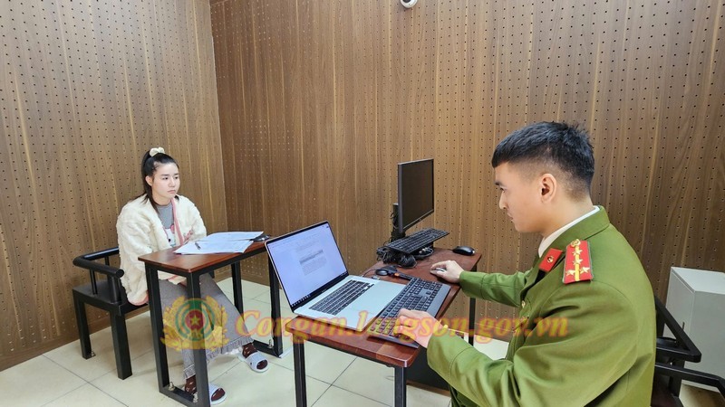 Đối tượng Nguyễn Thị Chín (biệt danh: Hoa) tại cơ quan Công an. Đối tượng Nguyễn Thị Chín (biệt danh: Hoa) tại cơ quan Công an.