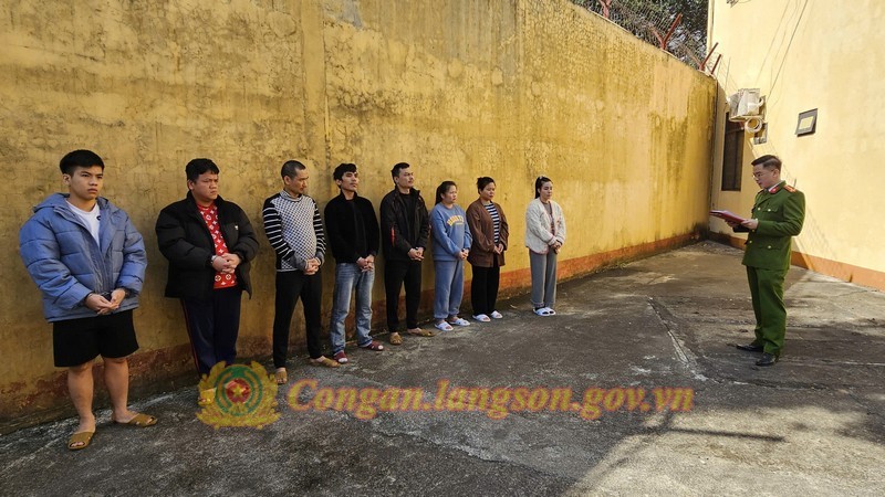 Công an Lạng Sơn khởi vụ án, khởi tố bị can các đối tượng về hành vi sử dụng mạng máy tính, mạng viễn thông, phương tiện điện tử để thực hiện chiếm đoạt tài sản. Công an Lạng Sơn khởi vụ án, khởi tố bị can các đối tượng về hành vi sử dụng mạng máy tính, mạng viễn thông, phương tiện điện tử để thực hiện chiếm đoạt tài sản.