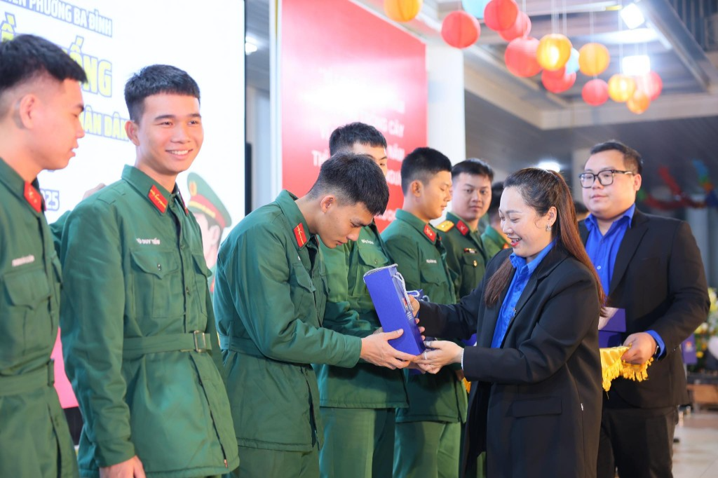 Sinh hoạt truyền thống: Nơi lịch sử “chạm” vào trái tim tuổi trẻ Sinh hoạt truyền thống: Nơi lịch sử “chạm” vào trái tim tuổi trẻ