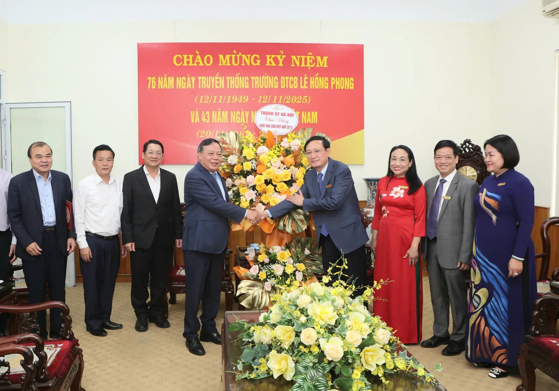 Phó Bí thư Thường trực Thành ủy Hà Nội Nguyễn Văn Phong tặng lẵng hoa chúc mừng Trường Đào tạo cán bộ Lê Hồng Phong Phó Bí thư Thường trực Thành ủy Hà Nội Nguyễn Văn Phong tặng lẵng hoa chúc mừng Trường Đào tạo cán bộ Lê Hồng Phong