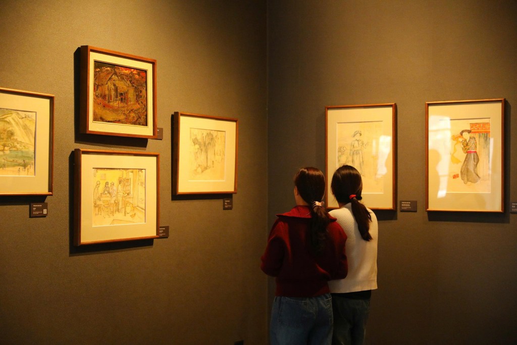 Công chúng thưởng lãm các tác phẩm của danh họa Công chúng thưởng lãm các tác phẩm của danh họa