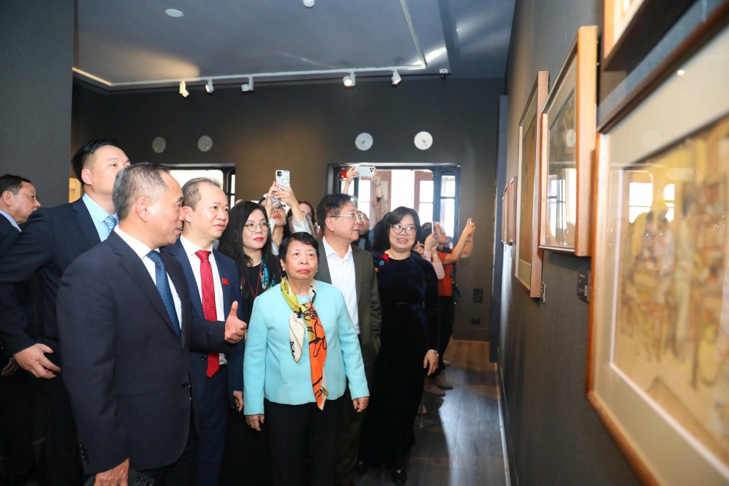 Lễ khai mạc trưng bày có sự tham gia của đông đảo các vị khách và gia đình của danh họa Tô Ngọc Vân Lễ khai mạc trưng bày có sự tham gia của đông đảo các vị khách và gia đình của danh họa Tô Ngọc Vân