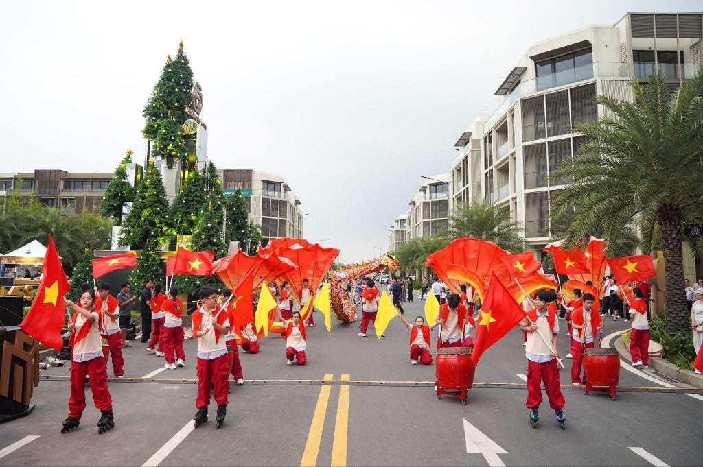 Global Festive tạo nên không gian giao thoa giữa tinh thần lễ hội quốc tế và các giá trị văn hóa bản địa, với sự đồng hành của phường Bình Trưng Global Festive tạo nên không gian giao thoa giữa tinh thần lễ hội quốc tế và các giá trị văn hóa bản địa, với sự đồng hành của phường Bình Trưng