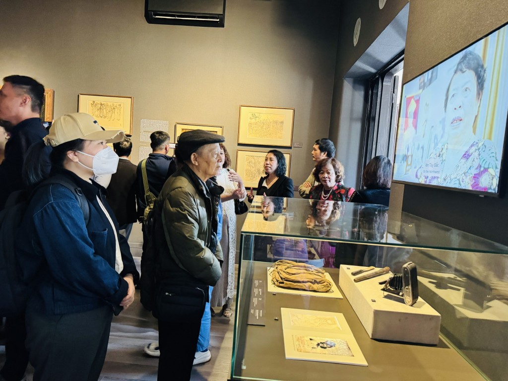 Các vị khách chiêm ngưỡng kỉ vật của danh họa Tô Ngọc Vân Các vị khách chiêm ngưỡng kỉ vật của danh họa Tô Ngọc Vân