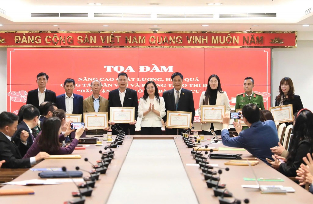 Phó Trưởng Ban Tuyên giáo và Dân vận Thành ủy Nguyễn Thị Huệ trao khen thưởng cho các tổ chức, cá nhân có thành tích xuất sắc trong thực hiện phong trào thi đua Nâng cao chất lượng công tác dân vận, thực hiện thắng lợi Nghị quyết Đại hội Đảng bộ thành phố