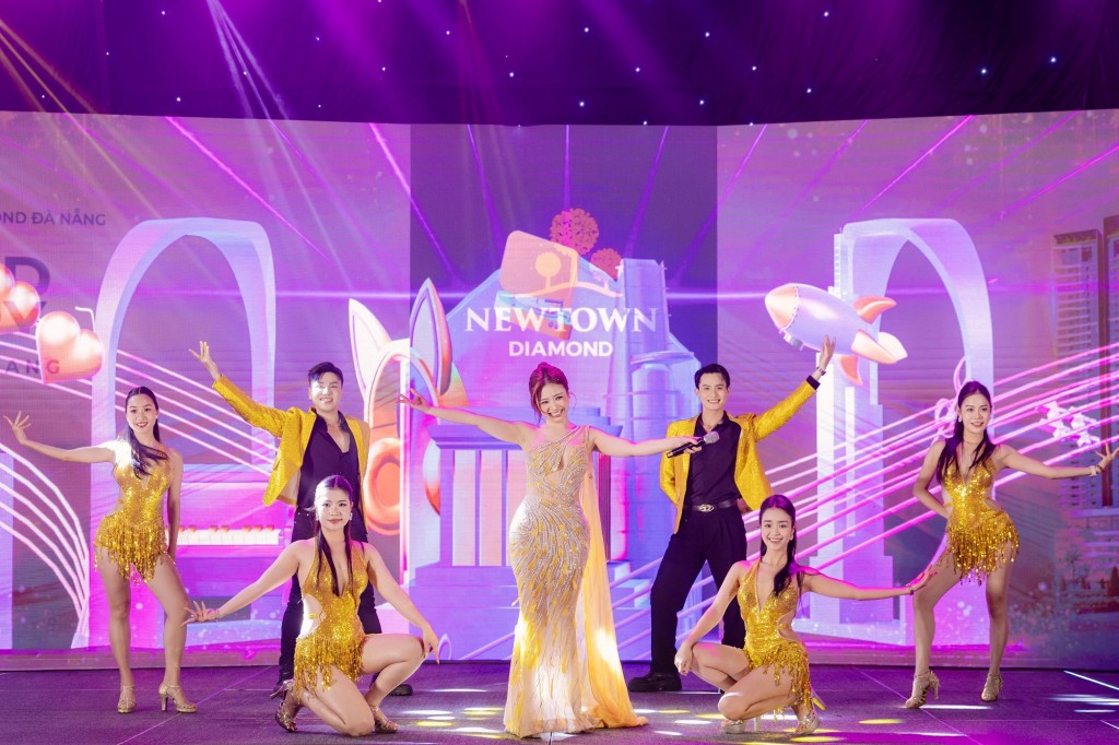 Ca sĩ Dương Hoàng Yến thổi bùng không khí khán phòng với màn trình diễn kết hợp hoàn hảo giữa âm thanh, ánh sáng và công nghệ Ca sĩ Dương Hoàng Yến thổi bùng không khí khán phòng với màn trình diễn kết hợp hoàn hảo giữa âm thanh, ánh sáng và công nghệ