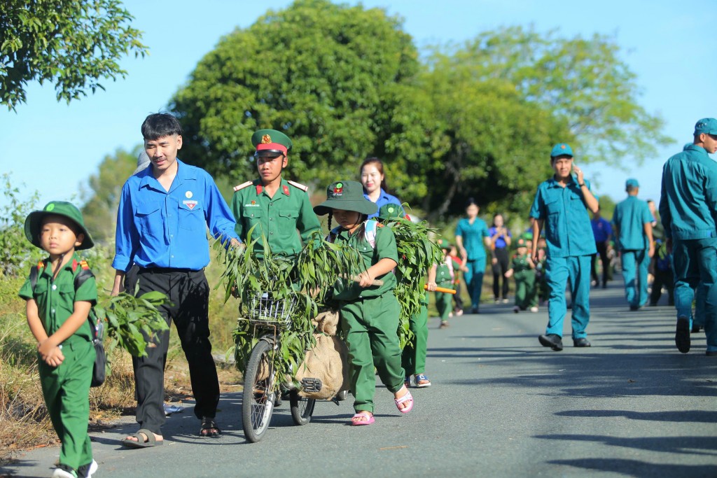 Thiếu nhi xã Dầu Tiếng tham gia hành quân mô phỏng, rèn luyện tác phong và tinh thần tập thể. Thiếu nhi xã Dầu Tiếng tham gia hành quân mô phỏng, rèn luyện tác phong và tinh thần tập thể.