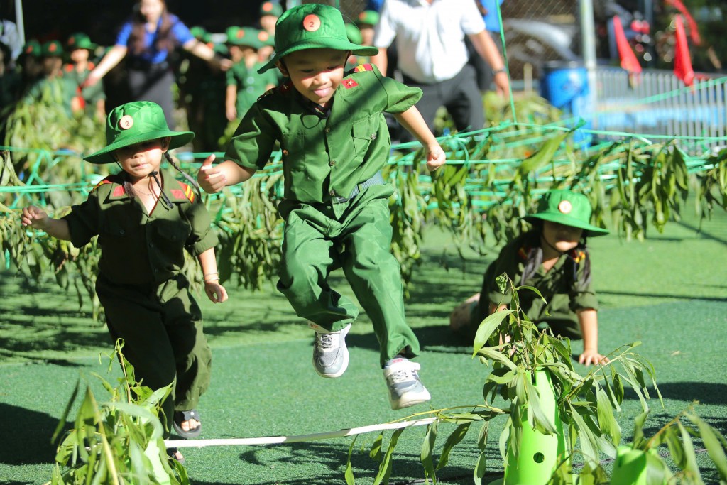 Gieo mầm yêu nước từ mô hình chiến sĩ tí hon Gieo mầm yêu nước từ mô hình chiến sĩ tí hon