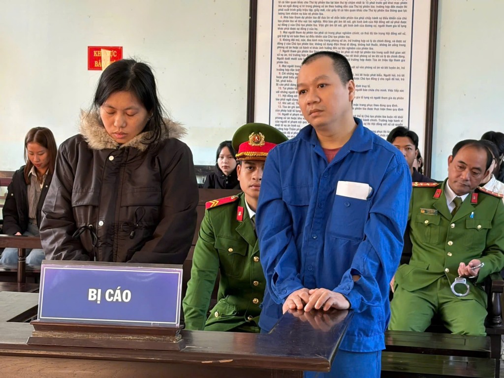 Hai bị cáo tại phiên tòa Hai bị cáo tại phiên tòa