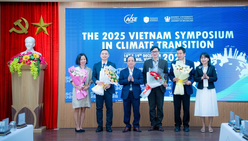 PGS.TS Nguyễn Ngọc Vũ, Giám đốc Đại học Đà Nẵng trao hoa đến các đơn vị đồng tổ chức hội thảo PGS.TS Nguyễn Ngọc Vũ, Giám đốc Đại học Đà Nẵng trao hoa đến các đơn vị đồng tổ chức hội thảo