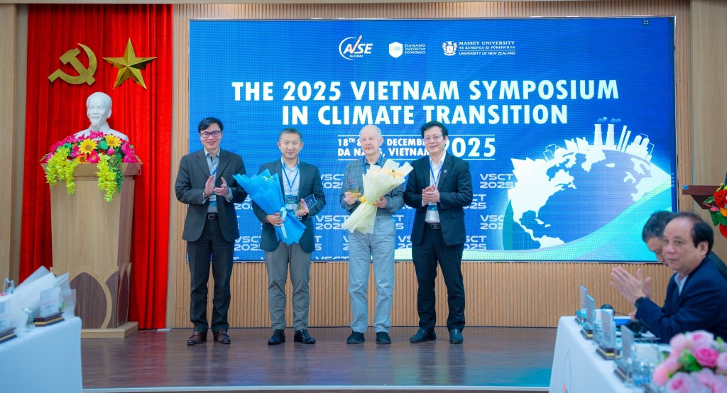 Lãnh đạo trường Đại học Kinh tế - Đại học Đà Nẵng trao hoa cảm ơn 2 diễn giả chính tại hội thảo Lãnh đạo trường Đại học Kinh tế - Đại học Đà Nẵng trao hoa cảm ơn 2 diễn giả chính tại hội thảo