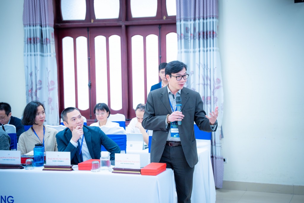 Các chuyên gia và nhà hoạch định chính sách chia sẻ kết quả nghiên cứu của mình và thảo luận về các vấn đề liên quan biến đổi khí hậu Các chuyên gia và nhà hoạch định chính sách chia sẻ kết quả nghiên cứu của mình và thảo luận về các vấn đề liên quan biến đổi khí hậu