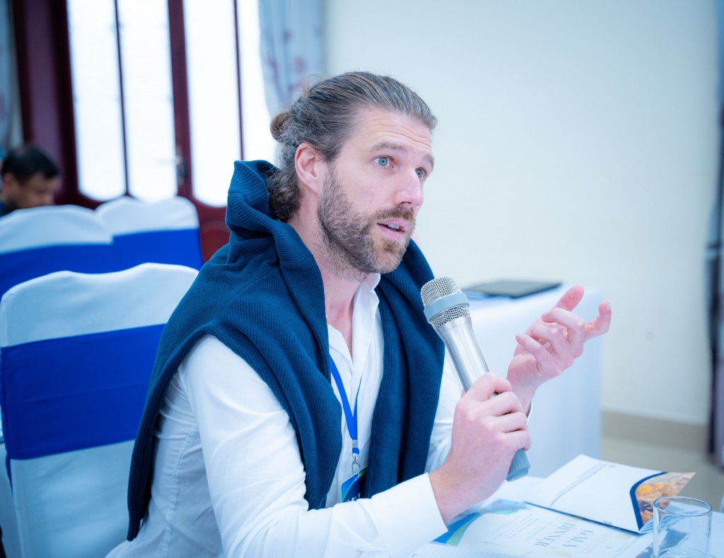 Các đại biểu thảo luận, chia sẻ các giải pháp giảm thiểu rủi ro biến đổi khí hậu Các đại biểu thảo luận, chia sẻ các giải pháp giảm thiểu rủi ro biến đổi khí hậu