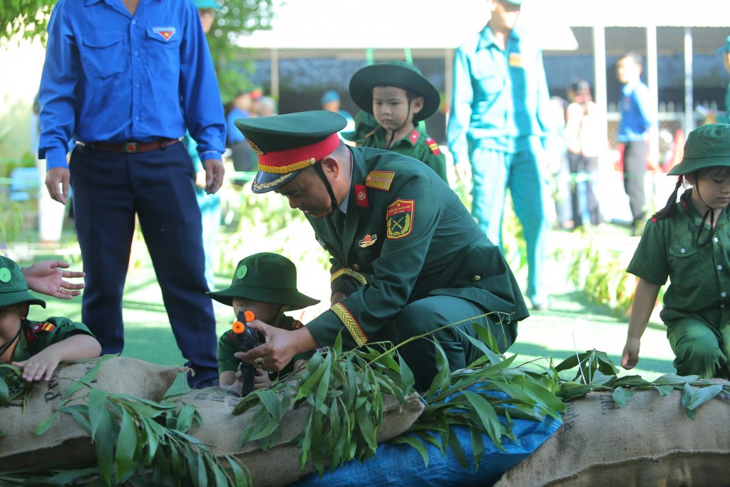 Gieo mầm yêu nước từ mô hình chiến sĩ tí hon Gieo mầm yêu nước từ mô hình chiến sĩ tí hon