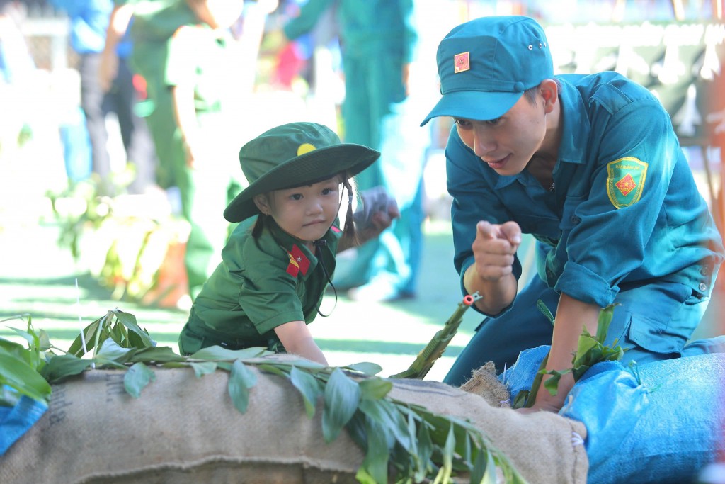 Thiếu nhi xã Dầu Tiếng hào hứng tham gia phần trải nghiệm “thao trường nhí” tại chương trình. Thiếu nhi xã Dầu Tiếng hào hứng tham gia phần trải nghiệm “thao trường nhí” tại chương trình.