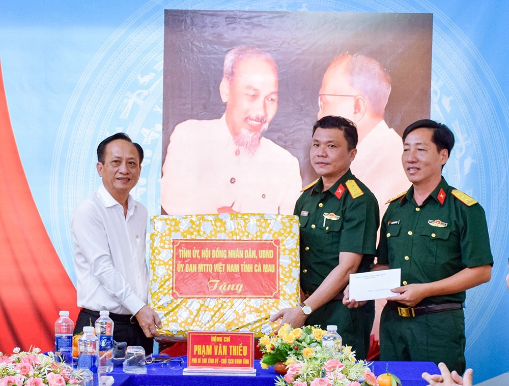 Đồng chí Phạm Văn Thiều tặng quà cán bộ chiến sĩ Trung đoàn 896