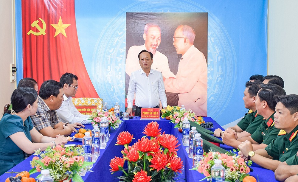 Đoàn công tác tỉnh Cà Mau thăm cán bộ, chiến sĩ Trung đoàn 896.