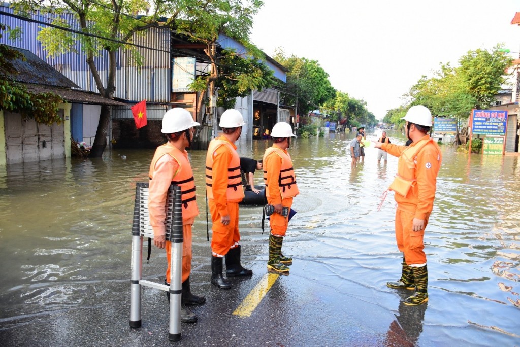 Công nhân EVNHANOI kiểm tra tình trạng lưới điện nơi ngập úng tại khu vực Sóc Sơn Công nhân EVNHANOI kiểm tra tình trạng lưới điện nơi ngập úng tại khu vực Sóc Sơn