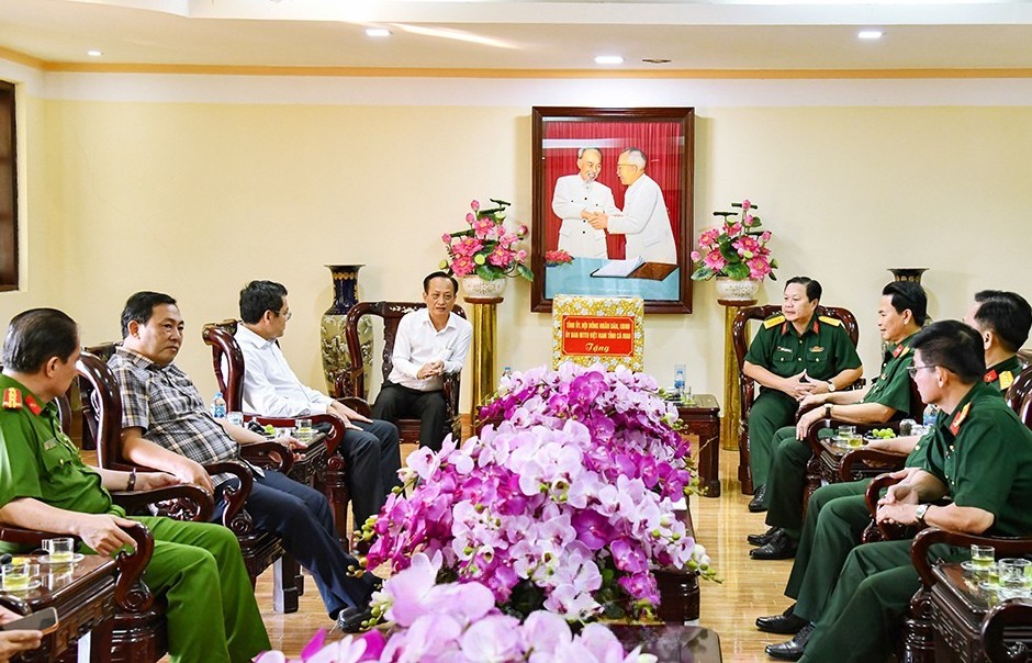 Lãnh đạo Cà Mau thăm tặng quà các đơn vị lực lượng vũ trang