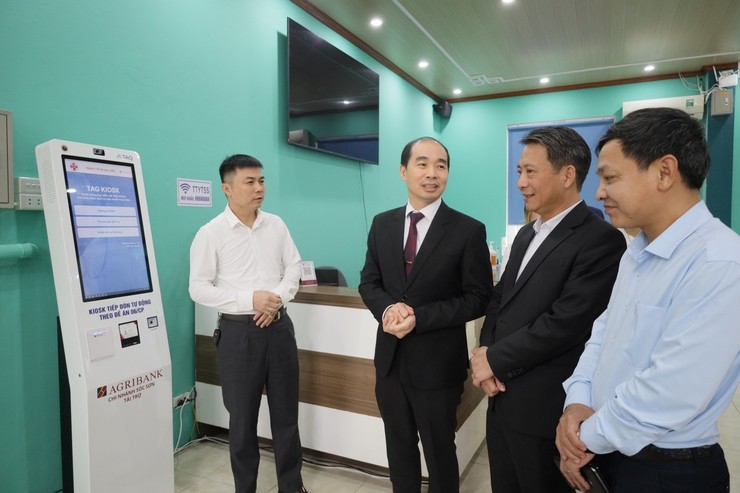 TS.BS Nguyễn Đình Hưng, Phó Giám đốc phụ trách Sở Y tế Hà Nội tham quan nơi tiếp đón bệnh nhân của Trạm y tế xã Sóc Sơn. TS.BS Nguyễn Đình Hưng, Phó Giám đốc phụ trách Sở Y tế Hà Nội tham quan nơi tiếp đón bệnh nhân của Trạm y tế xã Sóc Sơn.