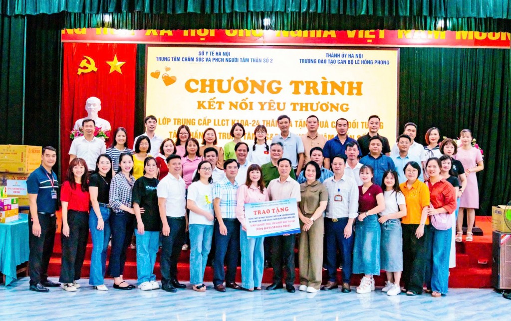Trường trao tặng trang thiết bị phục vụ công tác chăm sóc bệnh nhân tại trung tâm chăm sóc và phục hồi chức năng người tâm thần số 2 Trường trao tặng trang thiết bị phục vụ công tác chăm sóc bệnh nhân tại trung tâm chăm sóc và phục hồi chức năng người tâm thần số 2
