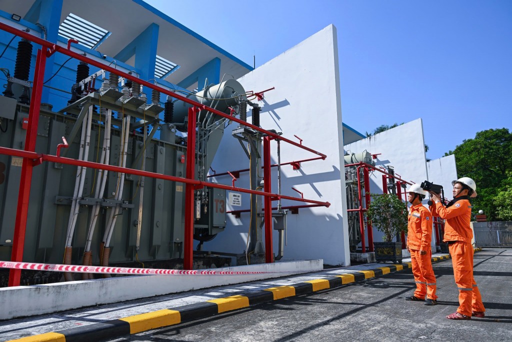 Công nhân EVNHANOI ứng trực tại Concert Quốc Gia - Sân vận động Mỹ Đình Công nhân EVNHANOI ứng trực tại Concert Quốc Gia - Sân vận động Mỹ Đình