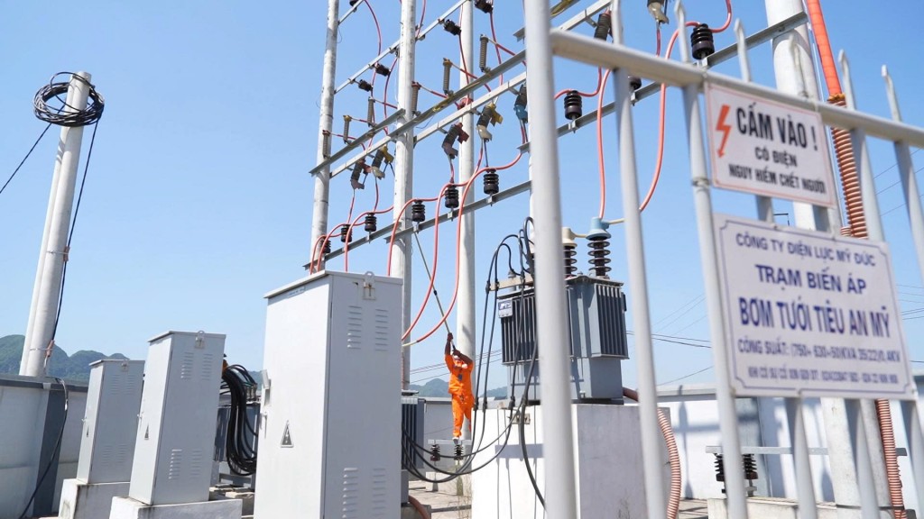 Công nhân EVNHANOI kiểm tra tình trạng thiết bị điện tại trạm biến áp Bơm tưới tiêu An Mỹ Công nhân EVNHANOI kiểm tra tình trạng thiết bị điện tại trạm biến áp Bơm tưới tiêu An Mỹ