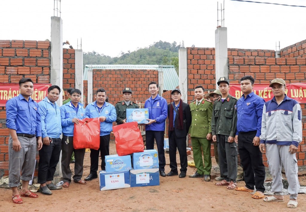 Ban Thường vụ Thành đoàn Đà Nẵng đến thăm và động viên các đội hình thanh niên tình nguyện đang triển khai “Chiến dịch Quang Trung” tại xã Avương Ban Thường vụ Thành đoàn Đà Nẵng đến thăm và động viên các đội hình thanh niên tình nguyện đang triển khai “Chiến dịch Quang Trung” tại xã Avương