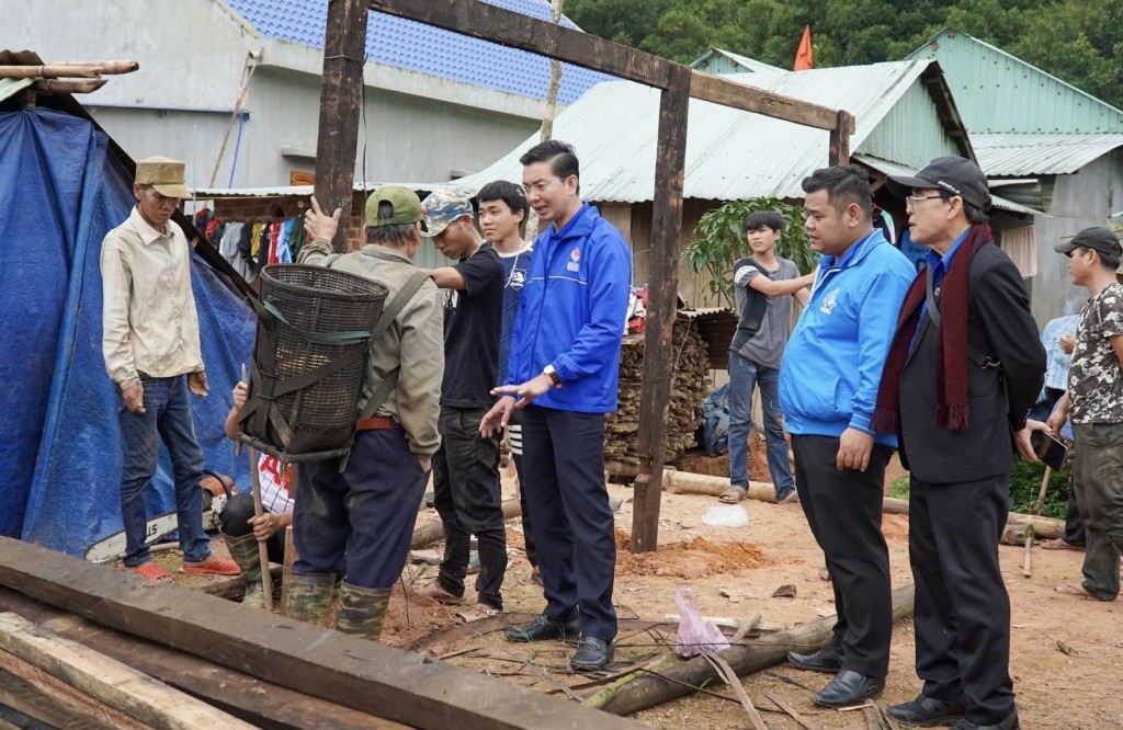 Theo thống kê, toàn xã Avương có 19 nhà hư hỏng nặng và 15 nhà bị sập đổ, trôi phải xây dựng lại Theo thống kê, toàn xã Avương có 19 nhà hư hỏng nặng và 15 nhà bị sập đổ, trôi phải xây dựng lại