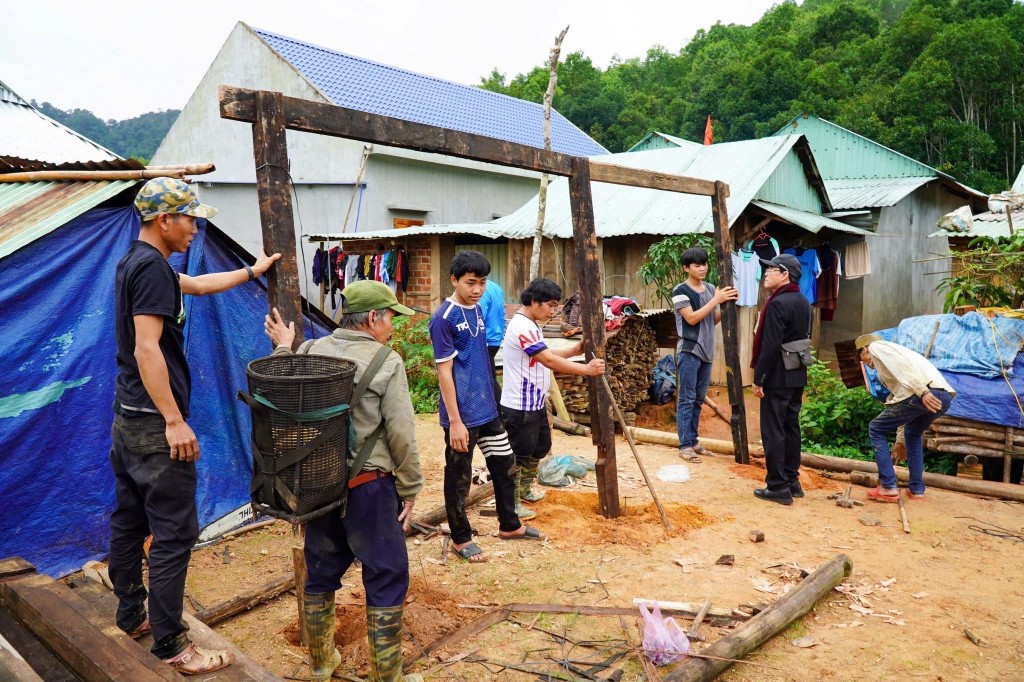 Thời gian qua, các tỉnh miền Trung và Tây Nguyên, trong đó có Đà Nẵng, liên tiếp đối mặt với thiên tai khốc liệt, mưa lớn, sạt lở, lũ dữ cuốn trôi nhà cửa Thời gian qua, các tỉnh miền Trung và Tây Nguyên, trong đó có Đà Nẵng, liên tiếp đối mặt với thiên tai khốc liệt, mưa lớn, sạt lở, lũ dữ cuốn trôi nhà cửa