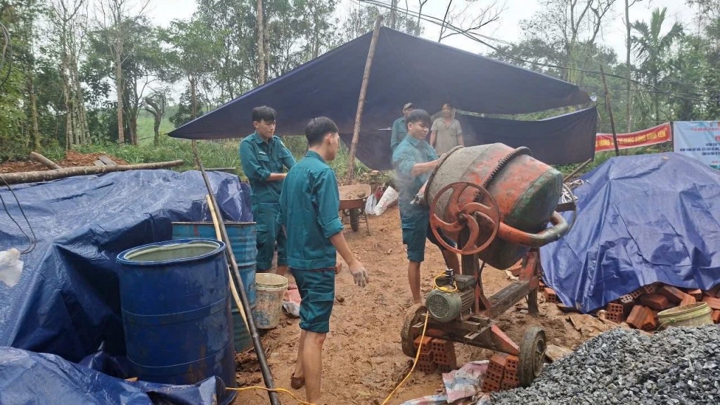 Các lực lượng với tinh thần “thần tốc - đồng bộ - quyết liệt” và phương châm xây dựng nhà “3 cứng” Các lực lượng với tinh thần “thần tốc - đồng bộ - quyết liệt” và phương châm xây dựng nhà “3 cứng”