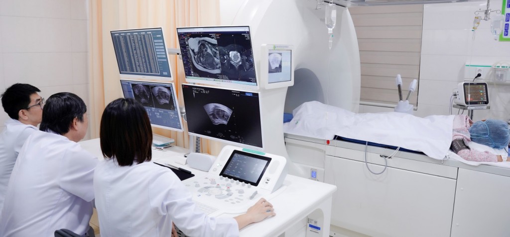 GS.TS Nguyễn Viết Tiến (giữa) và cộng sự điều trị cho sản phụ T. bằng kĩ thuật mới. GS.TS Nguyễn Viết Tiến (giữa) và cộng sự điều trị cho sản phụ T. bằng kĩ thuật mới.