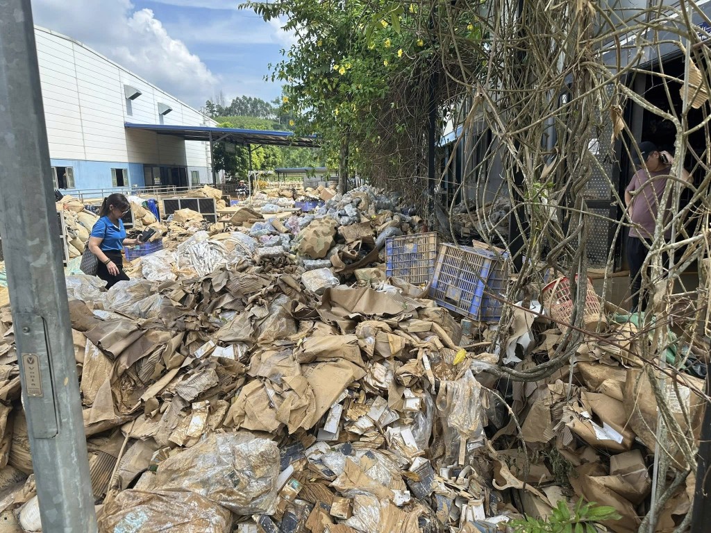 Nhiều nhà xưởng, hàng hóa bị thiệt hại nặng nề bởi mưa lũ