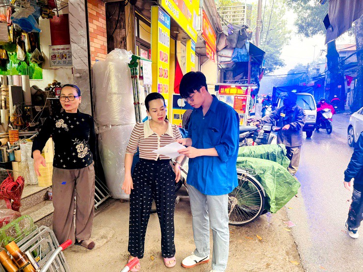 Các lực lượng chức năng kiểm tra, tuyên truyền xử lý vi phạm trật tự đô thị