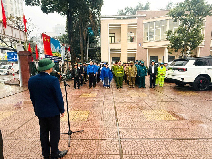 Đồng chí Trần Thanh Hải - Phó Bí thư Đảng ủy, Chủ tịch UBND phường trực tiếp chỉ đạo các lực lượng trong ngày đầu ra quân 