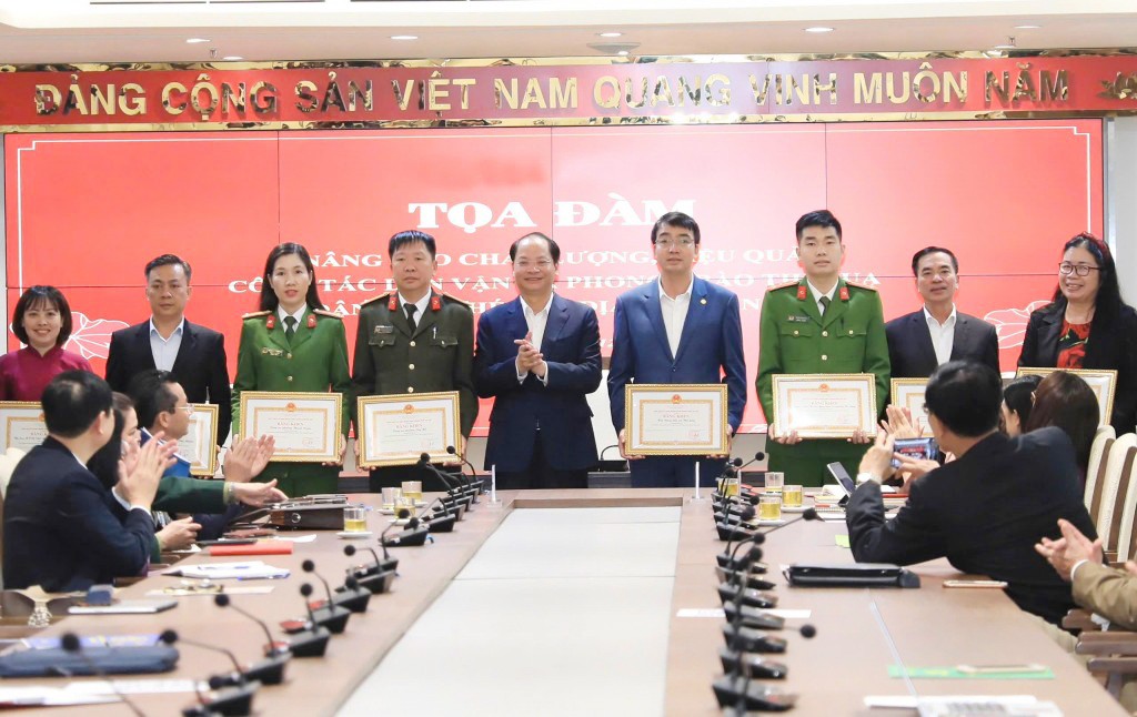 Trưởng ban Tuyên giáo và Dân vận Thành ủy Nguyễn Doãn Toản trao khen thưởng cho các tổ chức, cá nhân có thành tích xuất sắc trong thực hiện phong trào thi đua Nâng cao chất lượng công tác dân vận, thực hiện thắng lợi Nghị quyết Đại hội Đảng bộ thành phố