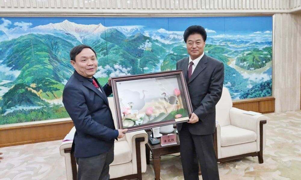 Đồng chí Phan Văn Thắng, Phó Bí thư Tỉnh ủy, Chủ tịch Ủy ban MTTQ Việt Nam tỉnh Đồng Tháp trao tặng tranh sếu cho ông Hòa Lương Huy, Phó Chủ tịch Chính hiệp tỉnh Vân Nam.