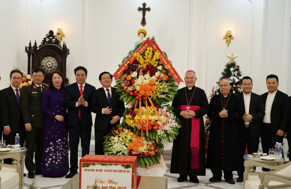 Phó Thủ tướng Hồ Quốc Dũng đến thăm, chúc mừng Giáng sinh Tổng Giáo phận Huế - Ảnh: VGP/Gia Huy Phó Thủ tướng Hồ Quốc Dũng đến thăm, chúc mừng Giáng sinh Tổng Giáo phận Huế - Ảnh: VGP/Gia Huy