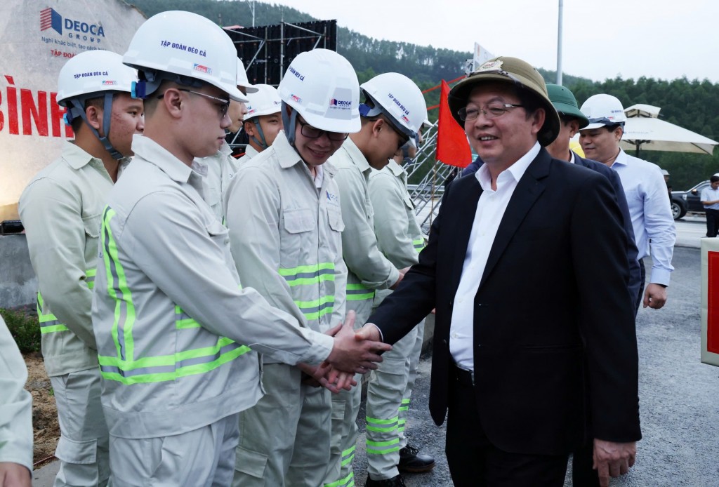 Phó Thủ tướng Hồ Quốc Dũng động viên kỹ sư, công nhân xây dựng tại khu vực hầm Bình Đê, Dự án thành phần đoạn Quảng Ngãi - Hoài Nhơn, địa phận Quảng Ngãi - Ảnh: VGP/Gia Huy