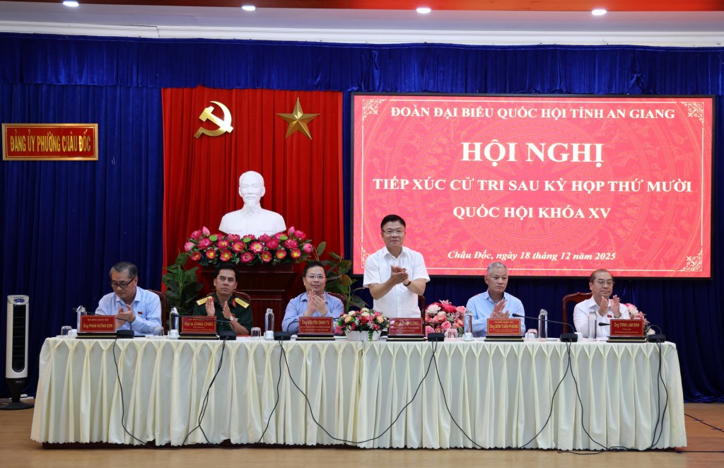 Phó Thủ tướng Lê Thành Long và đoàn đại biểu Quốc hội tỉnh An Giang tiếp xúc cử tri tại Phường Châu Đốc, tỉnh An Giang, báo cáo kết quả Kỳ họp thứ 10 Quốc hội khóa XV - Ảnh: VGP/Đức Tuân